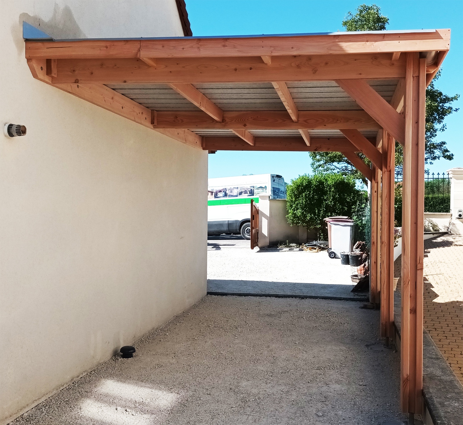 Carport toit plat adossé en bois Douglas